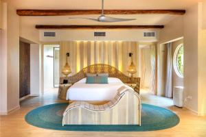 图卢姆Hotel Shibari - Restaurant & Cenote Club的一间卧室配有一张大床和一张大地毯。
