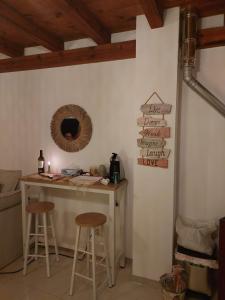 Torremocha de JaramaCasa Rural Antigua Botica的一间厨房,内设一个柜台和凳子