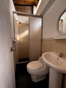 洛斯拉甘斯Gamora Hotel Playa的一间带卫生间和水槽的浴室
