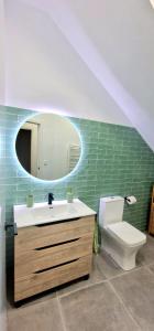 库列拉Loft el Baix - Cullera的一间带水槽、卫生间和镜子的浴室