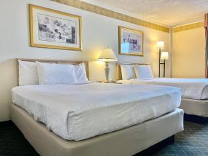 法明顿Brentwood Inn & Garden的酒店的客房 - 带2张带白色枕头的床
