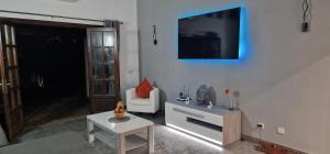 普拉亚布兰卡Casa De Nefertiti的客厅配有沙发和墙上的电视