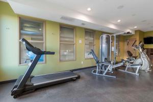 穆斯乔麋驻贝斯特韦斯特酒店 的健身房,配有跑步机和健身器材