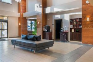穆斯乔麋驻贝斯特韦斯特酒店 的大楼内带黑色沙发的客厅