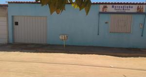 彼得罗利纳Kitnet Vila Marcela的蓝色的建筑,旁边标有标志