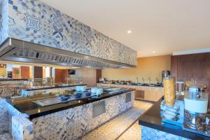 马萨特兰Courtyard by Marriott Mazatlan Beach Resort的一个带水槽和柜台的大厨房