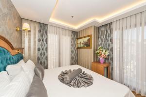 伊斯坦布尔Aprilis Gold Hotel - Special Category的酒店客房设有床和窗户。