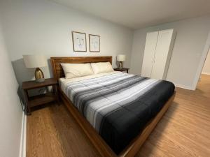 巴里Letitia Heights !B Spacious and Quiet Private Bedroom with Shared Bathroom的一间卧室配有一张带2个床头柜的大床