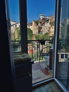 利沃夫Apart27的客房设有市景窗户。