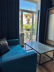 利沃夫Apart27的客厅配有蓝色的沙发和桌子