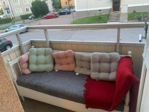 林雪平Charming Downtown Gem的阳台上配有枕头的长凳