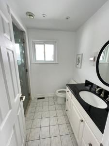 巴里Letitia Heights !E Spacious and Quiet Private Bedroom with Private Bathroom的白色的浴室设有水槽和卫生间。
