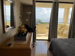哈得逊Cozy Gulf of Mexico Resort Condo #603 in Hudson的一间卧室配有一张床,享有海滩美景