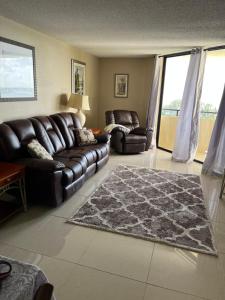 哈得逊Cozy Gulf of Mexico Resort Condo #603 in Hudson的客厅配有真皮沙发和地毯。