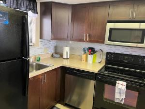 哈得逊Cozy Gulf of Mexico Resort Condo #603 in Hudson的厨房配有黑色冰箱和水槽