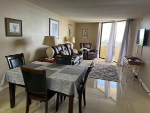 哈得逊Cozy Gulf of Mexico Resort Condo #603 in Hudson的客厅配有桌椅和沙发