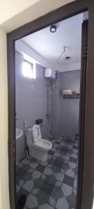 洞海Nhật Lệ Oyster House的一间带卫生间和水槽的浴室