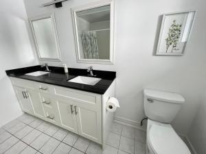 巴里Letitia Heights !F Spacious and Stylish Private Bedroom with Shared Bathroom的白色的浴室设有水槽和卫生间。