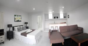 克罗托格Kaila Na Ua Resort的白色卧室配有床和沙发
