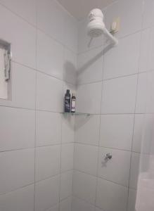 彼得罗利纳Apê Térreo, próximo ao Shopping!的白色的浴室设有玻璃门淋浴