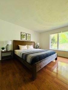 巴里Letitia Heights !G Stylish and Spacious Private Bedroom with Shared Bathroom的一间卧室设有一张床和一个大窗户