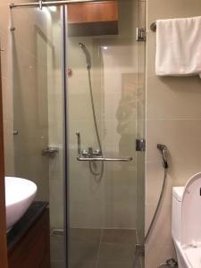 沙塘潭Khách Sạn Blue Sky的浴室里设有玻璃门淋浴