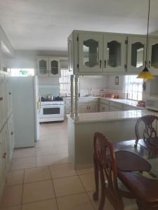 Gwa KayCampbell's living accommodations.的厨房配有桌子和白色冰箱。