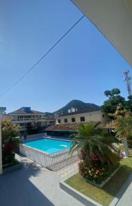 大普拉亚Quintal do forte的从大楼的阳台上可欣赏到游泳池的景色