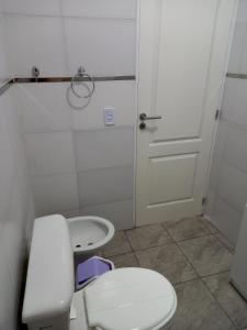波萨达斯Casa Costa Sur的一间带卫生间和水槽的小浴室