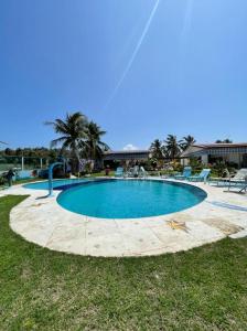 圣若泽-迪里巴马尔Casa de Praia Panaquatira - São J. Ribamar的庭院中间的大型游泳池
