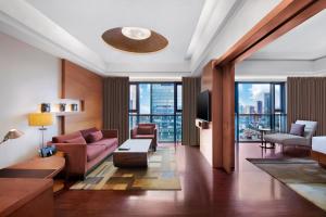 上海上海宏安瑞士大酒店的一间享有城市美景的客厅