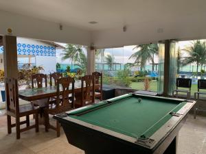 圣若泽-迪里巴马尔Casa de Praia Panaquatira - São J. Ribamar的客厅设有台球桌