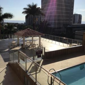 巴西利亚Apart hotel otima localizaçao em Brasilia的大楼内带凉亭的游泳池