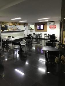 巴西利亚Apart hotel otima localizaçao em Brasilia的餐厅内带桌椅的用餐室