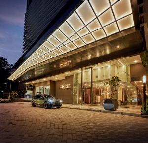 吉隆坡Societe Suite by Lyfehaus的停在大楼前的灯