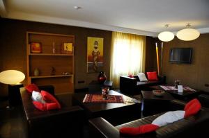 卡索里亚芙萝娅酒店的带沙发和红色枕头的客厅