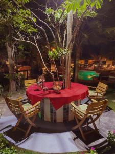 帕洛米诺Bikini Hotel & Pool的一张桌子,上面有红色的桌布和椅子