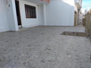 辛塞莱霍Casa España的一间设有石地板和白色墙壁的客房