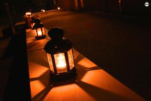 Fauverney福韦尔内旅馆的两盏灯坐在街道边