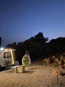 阿哈达كرفان الياسمين的夜间在海滩上停泊的路