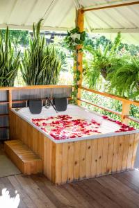IsnosFinca Saabu的甲板上配有红色玫瑰花瓣的热水浴池