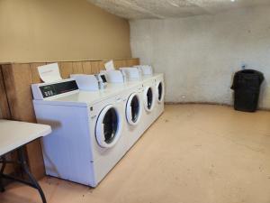 瓦莱Sova的洗衣房配有3台洗衣机