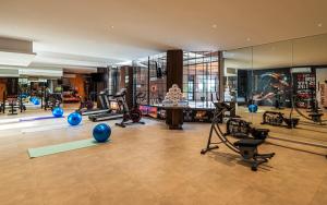 达曼Beach View Hotel的大楼内带健身器材的健身房