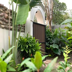 Nam DuNam Du Travel的花园内种有植物的木门