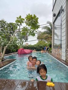 Nam DuNam Du Travel的一群儿童在游泳池里