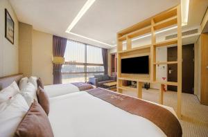 仁川市仁川华美达酒店的酒店客房设有两张床和一台平面电视。