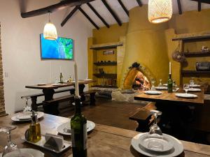 莱瓦镇La Villa de San Sebastian Hotel的一间带桌子和壁炉的用餐室