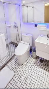 台北豪城商旅民生馆的浴室配有卫生间、淋浴和盥洗盆。