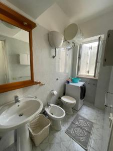 托雷坎内Casita Luzmila的一间带水槽、卫生间和镜子的浴室