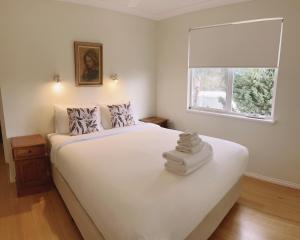 亚林加普怀尔德伍德谷度假屋的卧室配有一张大白色床和窗户